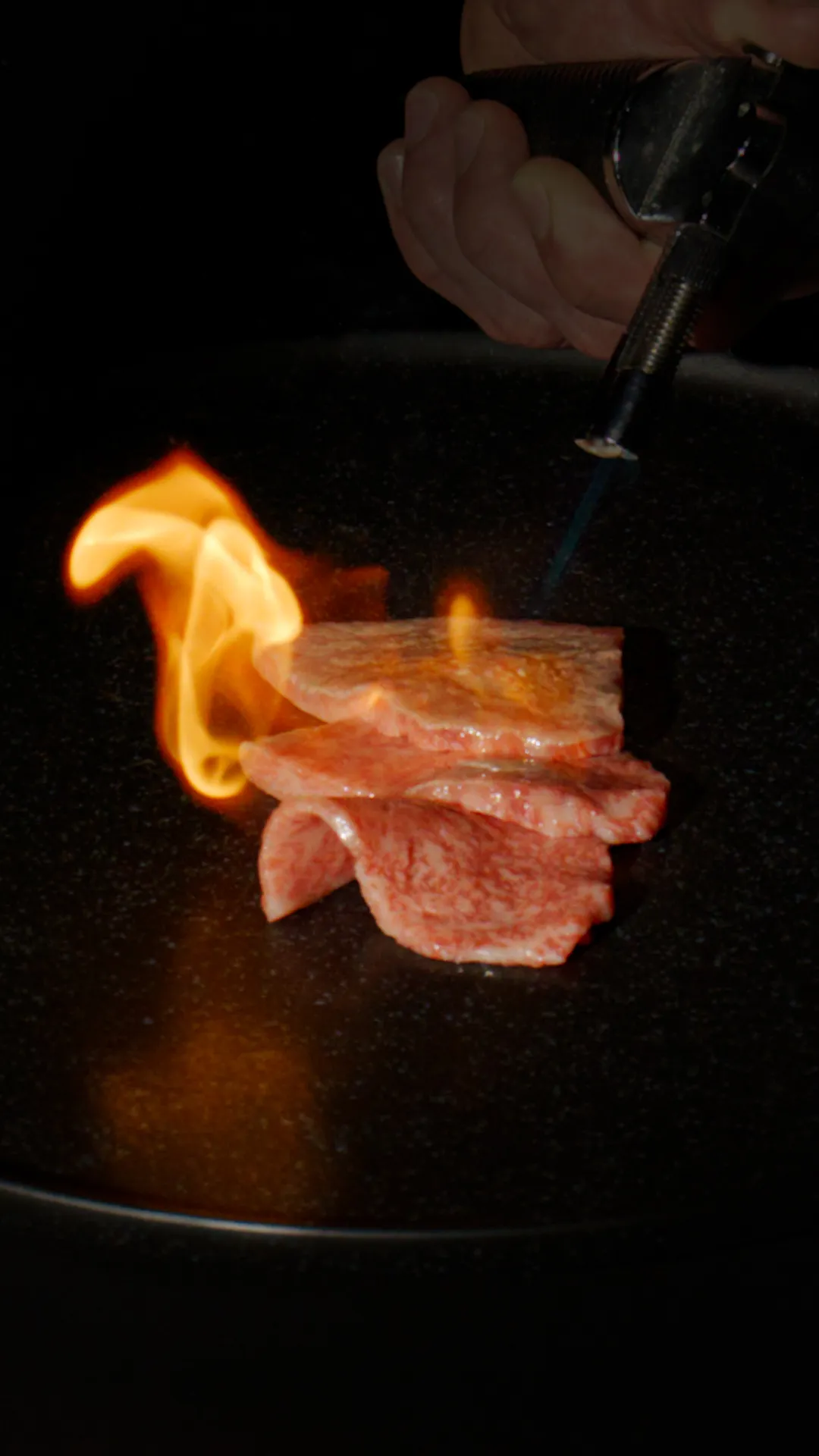 Wagyu Strip-Loin Miyazaki A5 wird flambiert